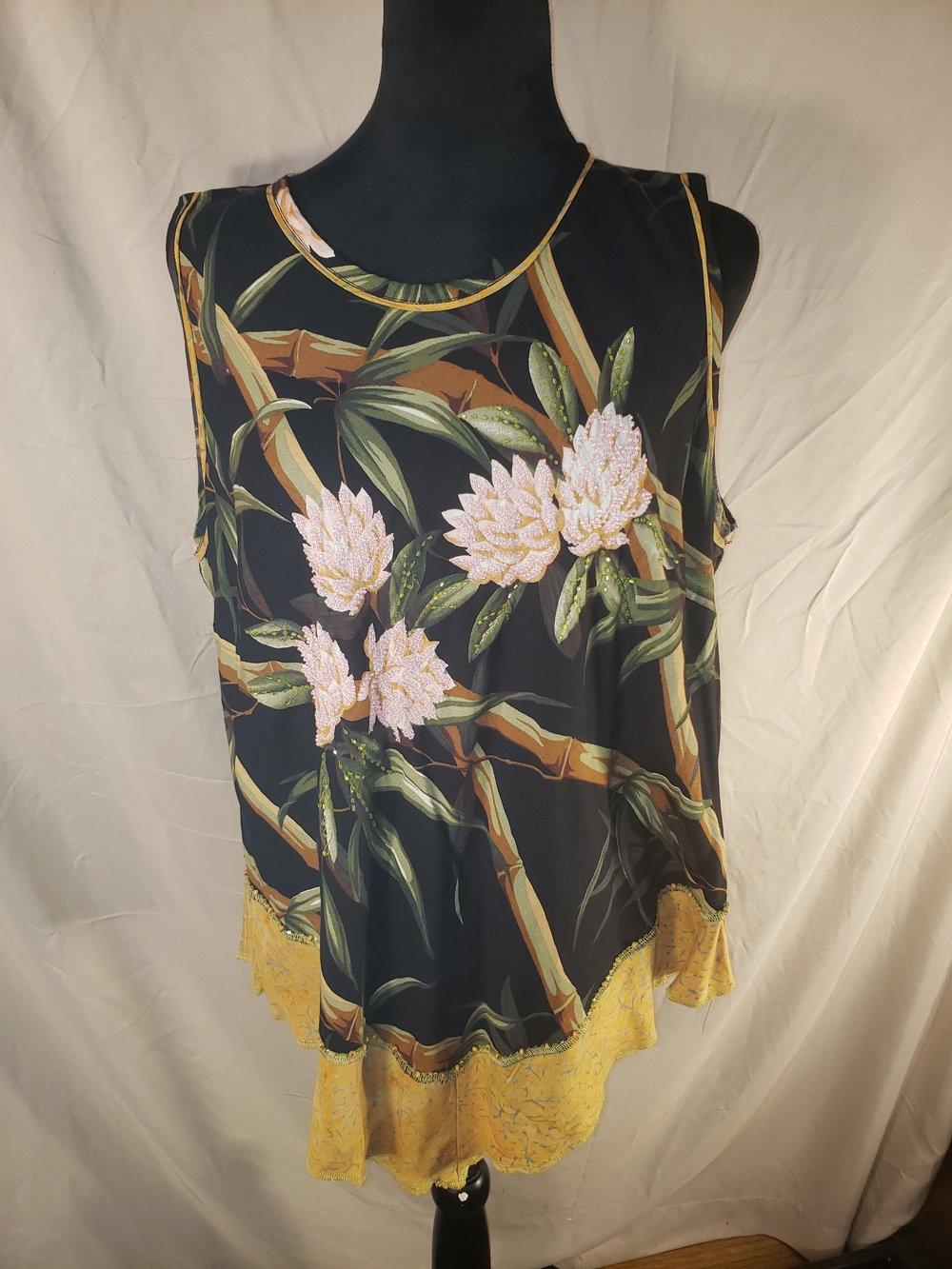 KU DE TA Sleeveless Floral Print Tank Top in Black and Yellow - XL